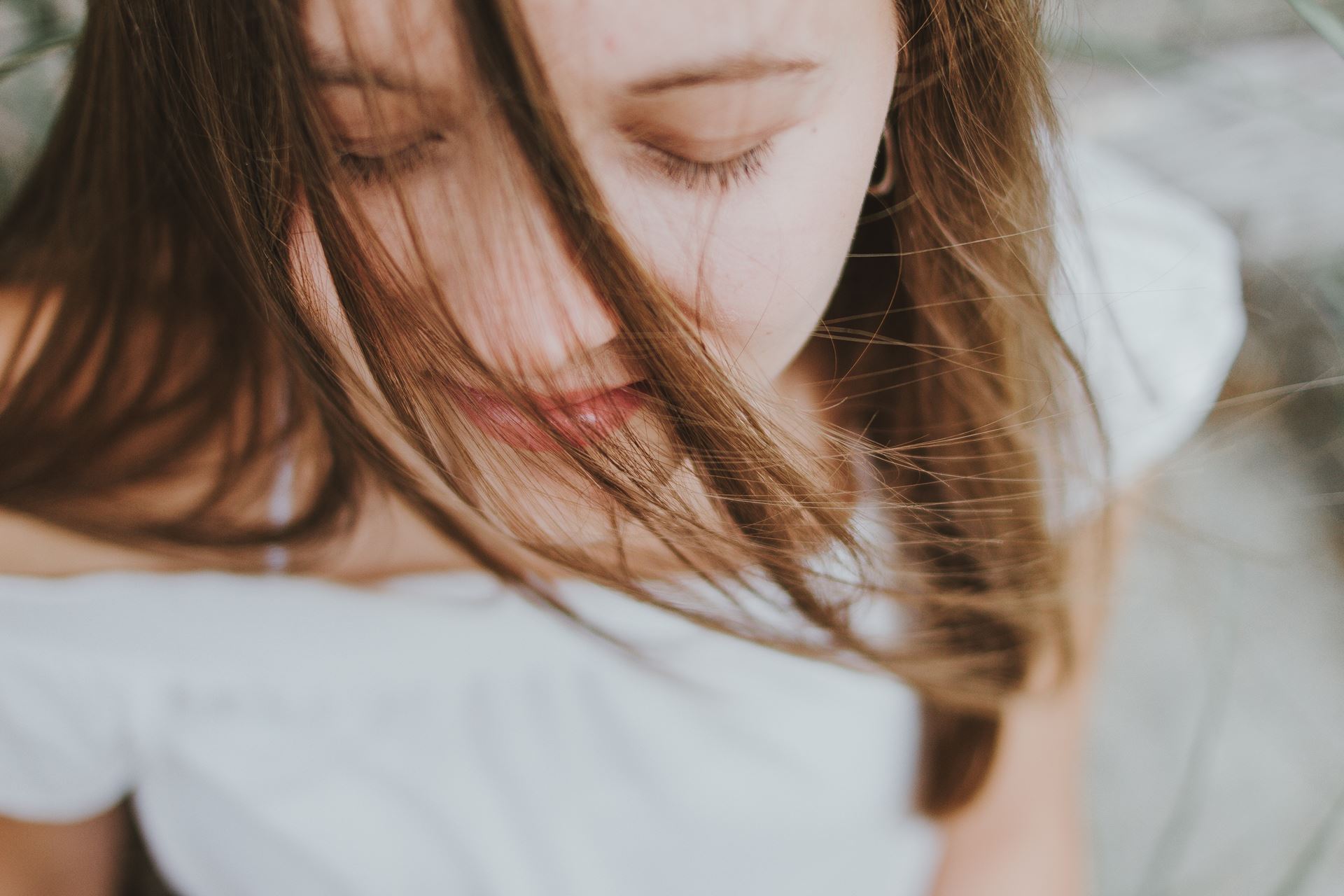 a close up of a woman